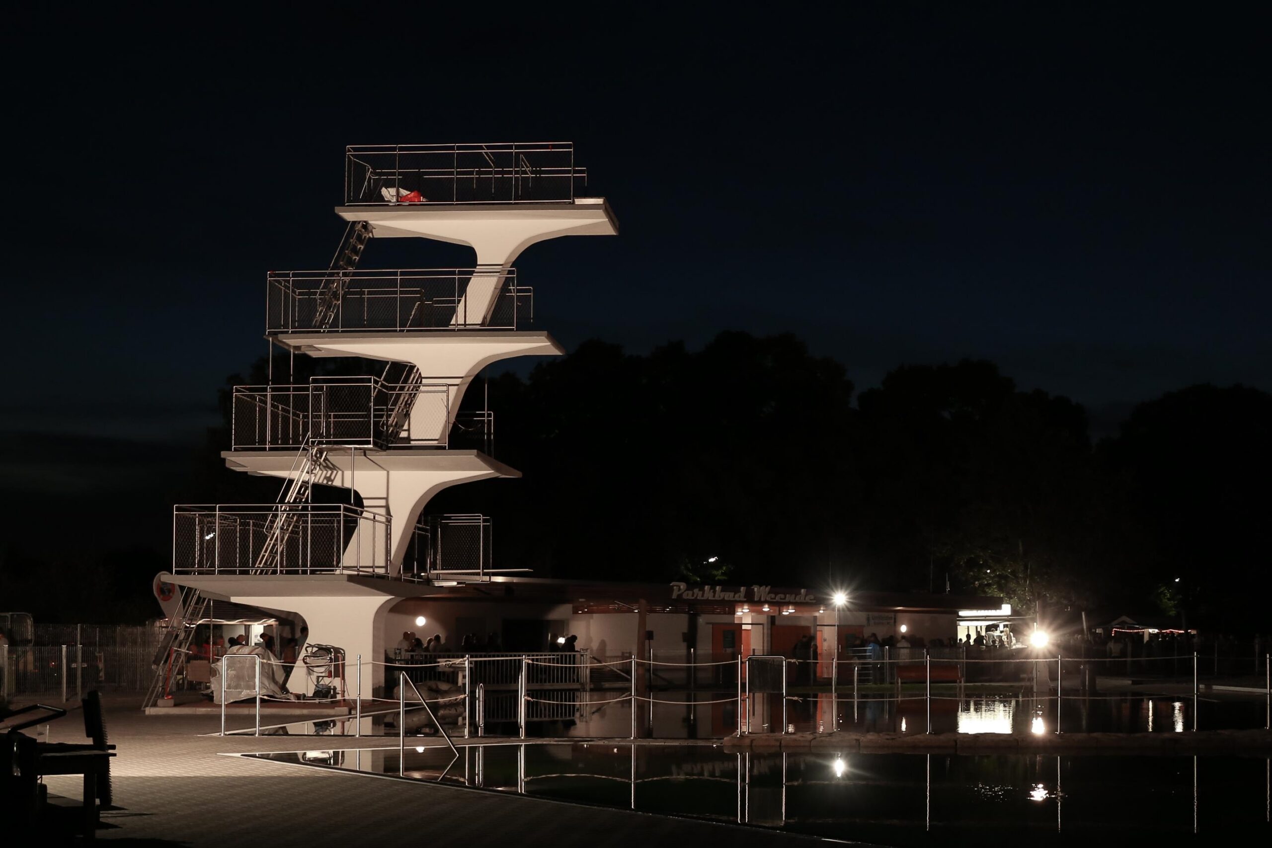 Dämmerschoppen unterm Sprungturm – magisch