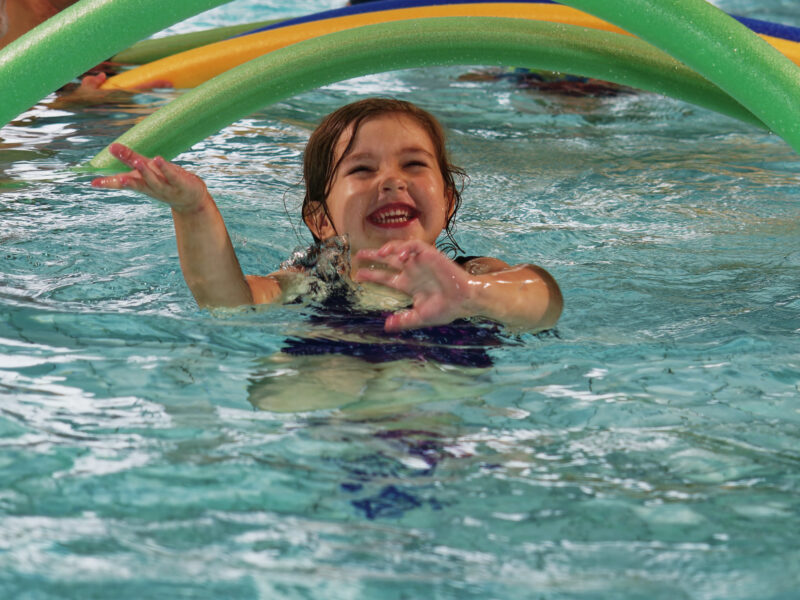 Von Wassergewöhnung bis Seepferdchen – Bericht von den Schwimmkursen