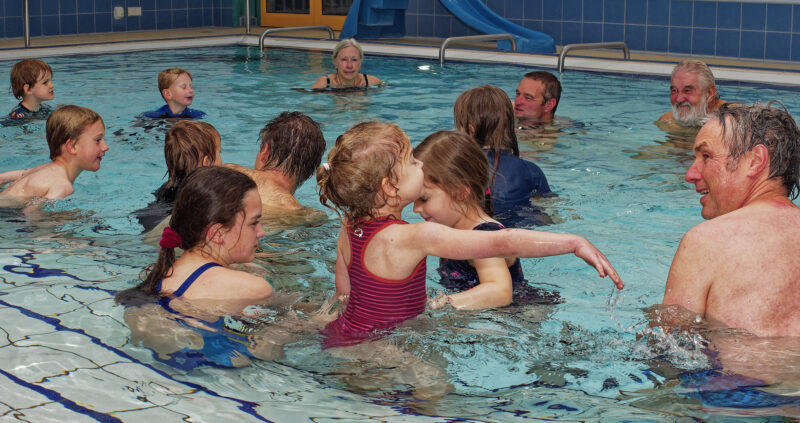Von Wassergewöhnung bis Seepferdchen: Schwimmkurse in den Osterferien